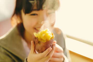 女, 女性, 子供, 女の子, 芋, 焼き芋, サツマイモ, 石焼き芋, 秋, スイーツ, 甘い, woman, female, child, girl, potato, baked sweet potato, sweet potato, stone baked sweet potato, fall, sweet, sweets