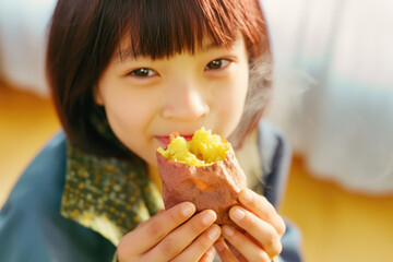 女, 女性, 子供, 女の子, 芋, 焼き芋, サツマイモ, 石焼き芋, 秋, スイーツ, 甘い, woman, female, child, girl, potato, baked sweet potato, sweet potato, stone baked sweet potato, fall, sweet, sweets