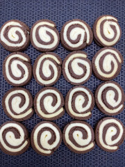 Fototapeta premium Circular cookies are perfectly arranged in rows displaying a delightful combination of chocolate and vanilla flavors