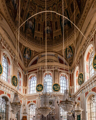 Obraz premium ISTANBUL, TURKEY - SEPTEMBER 19, 2022: Interior of Ortakoy Mosque in Istanbul, Turkey