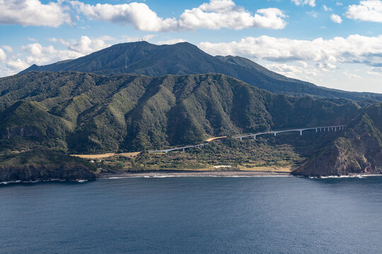 八丈島の大坂を空撮