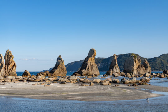 和歌山県串本町の海と橋杭岩