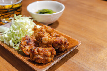 ジューシーな鶏の唐揚げとキャベツ添え