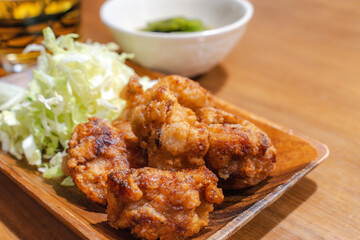 ジューシーな鶏の唐揚げとキャベツ添え