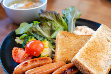 ヘルシーな洋風朝食プレートとスープ