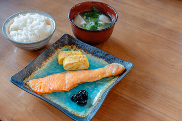 焼き鮭と卵焼きの和朝食セット