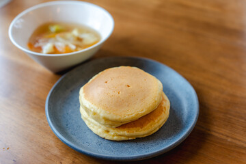 ふんわりパンケーキと野菜スープの朝食