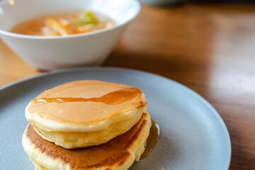 ふんわりパンケーキと野菜スープの朝食
