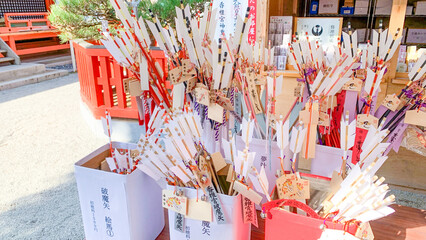 破魔矢が並ぶ神社の風景