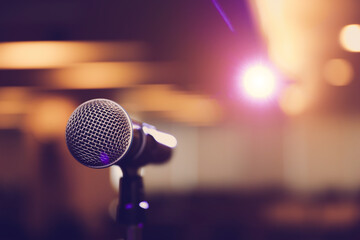 Obraz premium Microphone with blur light background Hall for reporter report new or public speaking or journalist interview or speech performance broadcasting media live talk background concepts.