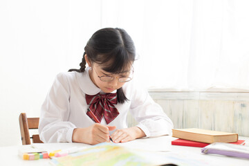 受験勉強をする中学生