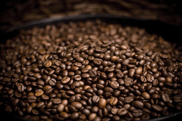 Fototapeta premium roasted coffee beans in market background, 3d render, realistic