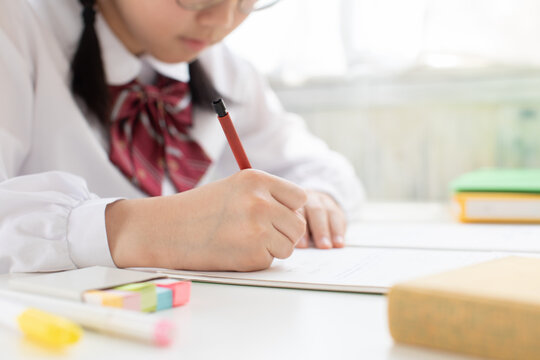 勉強する受験生