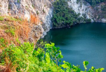 panoramic background of high mountain scenery, overlooking the atmosphere of the sea, trees and wind blowing in a cool blur, spontaneous beauty