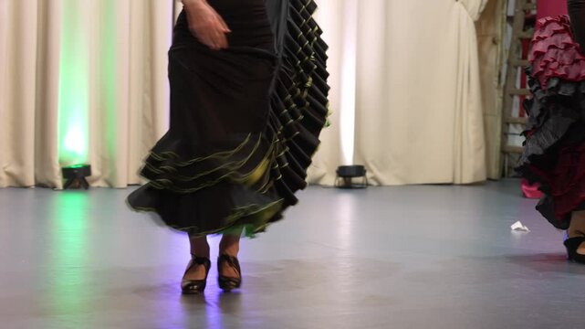 Flamenco Spanish dancers, Bata de Cola