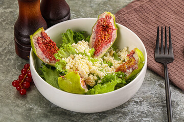 Salad with fig and sheep cheese