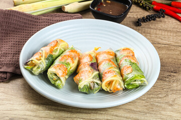Vietnamese spring roll with prawn and mango