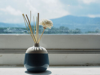 OLYMPUS DIGITWhite Artificial flower (Zinnia) in blue ceramic vase, Minimal interior decoration concept, Bouquet of flowering decorative onions in a vase.AL CAMERA
