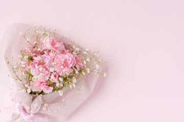 ピンクのカーネーションとカスミソウの花束