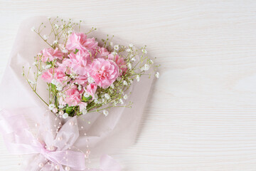ピンクのカーネーションとカスミソウの花束