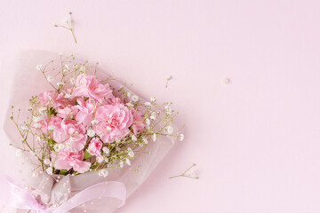 ピンクのカーネーションとカスミソウの花束