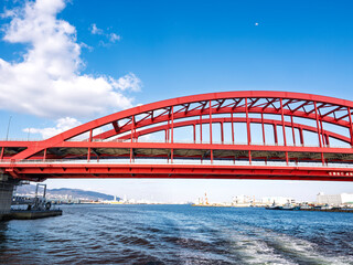 青空と海から見た赤い神戸大橋
