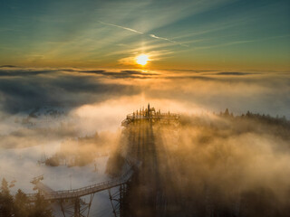 Krynica-Zdrój - wschód słońca nad wieżą widokową w Krynicy. © Jacek