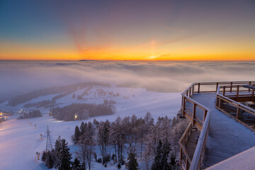 Świtanie na wieży widokowej w Krynicy. © Jacek