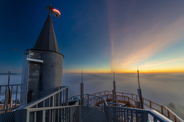 Świt na wieży widokowej w Krynicy. © Jacek