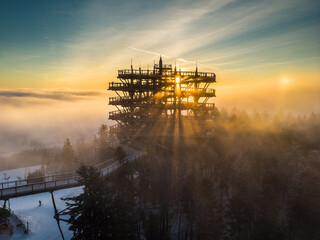 Krynica-Zdrój - pierwsze promienie słońca przy wieży widokowej. © Jacek