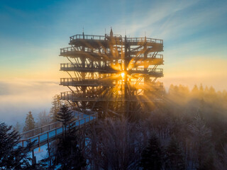 Promienie słońca przebijające się przez wieżę widokową w Krynicy. © Jacek