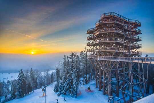 Fototapeta Wschód  słońca przy wieży widokowej w Krynicy.