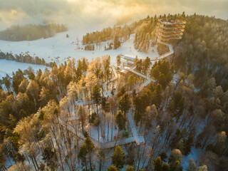 Zimowy widok z lotu ptaka na wieżę widokową. © Jacek