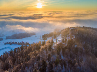 Widok na wieżę widokową w Krynicy o wschodzie słońca. © Jacek
