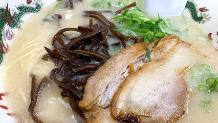 濃厚なぎょらん亭十割ラーメン