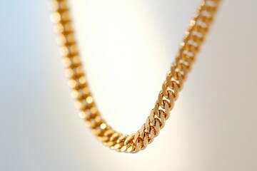 Obraz premium A simple gold chain placed on a clean white background
