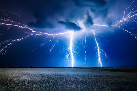 Gewitter in der Nacht mit spektakul&auml;ren Blitzen