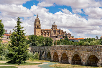 Paisaje del puente romano y la catedral de Salamanca, España. 