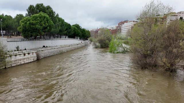 La impresionante crecida del rio Manzanares provocada por las lluvias. Madrid, Espa&ntilde;a, marzo de 2025.