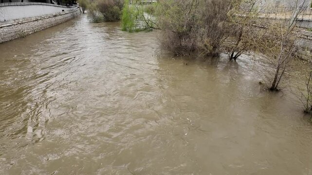 La impresionante crecida del rio Manzanares provocada por las lluvias. Madrid, Espa&ntilde;a, marzo de 2025.