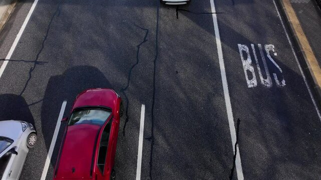 (imagen cenital) detalle de una autov&iacute;a con circulaci&oacute;n de coches. Autov&iacute;a A3 Valencia. Madrid, Espa&ntilde;a, marzo de 2025.
