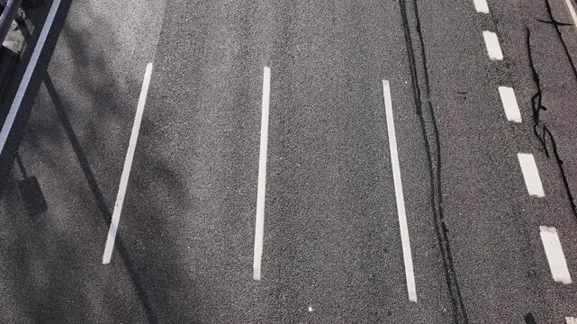 Imagen  cenital de una autov&iacute;a de cuatro carriles. Autov&iacute;a A3 Valencia. Madrid, Espa&ntilde;a, marzo de 2025.