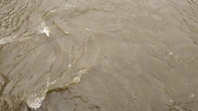 La impresionante crecida del rio Manzanares provocada por las lluvias. Madrid, Espa&ntilde;a, marzo de 2025.