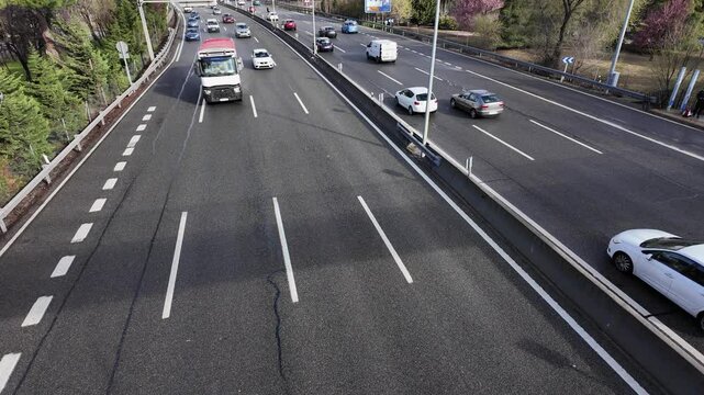 Imagen panor&aacute;mica de una autov&iacute;a de cuatro carriles. Autov&iacute;a A3 Valencia. Madrid, Espa&ntilde;a, marzo de 2025.