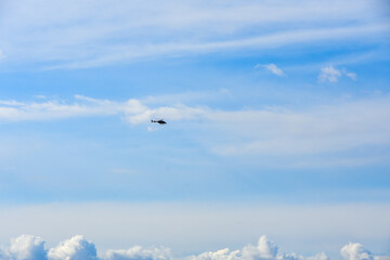 上空を飛ぶヘリコプター