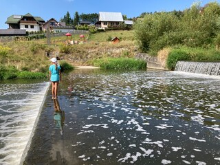 Kaskada na potoku Muszynka, mała dziewczynka. © Maciej G. Szling