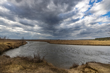 Fototapeta premium A cloudy sky over a body of water