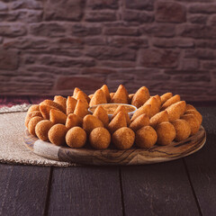 Salgadinhos de festa fritos para aniversário ou comemoração, coxinha e bolinha de queijo.