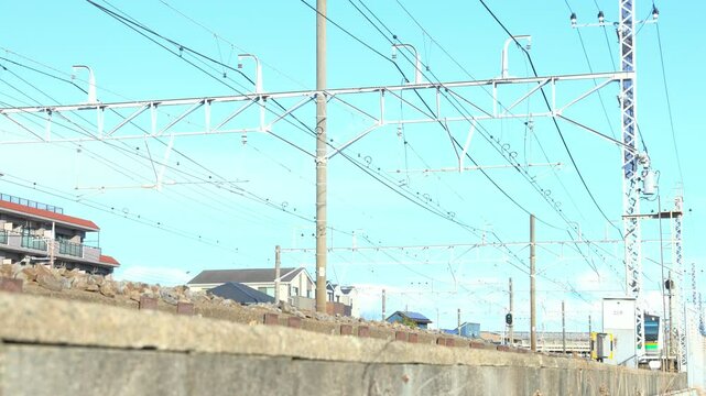 小田原・熱海方面へ住宅街を快走する東海道線のE233系普通列車