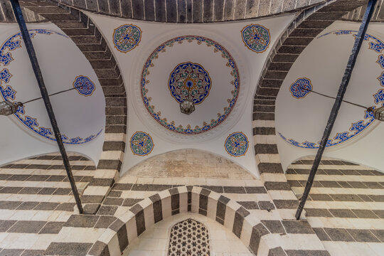 DIYARBAKIR, TURKEY - SEPTEMBER 25, 2022: Ceiling of Parli Safa Mosque in Diyarbakir, Turkey